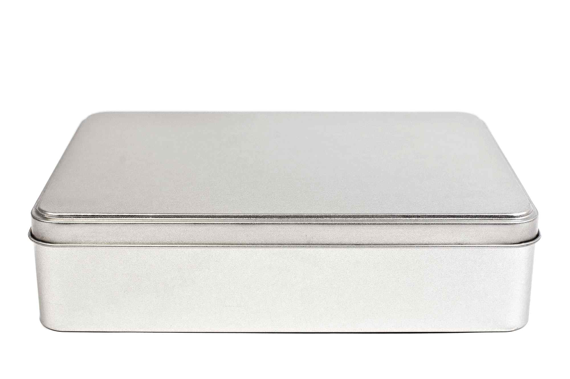 Boîte métallique rectangulaire fermée en métal couleur argent avec couvercle emboîtant, sur fond blanc.