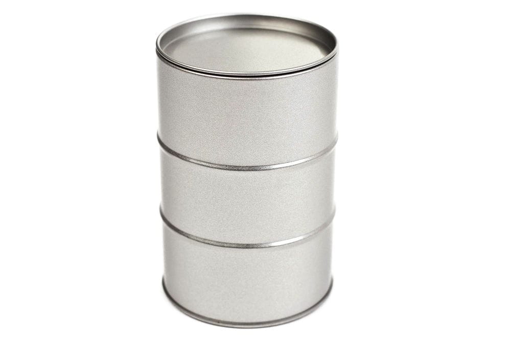 Boîte métallique ronde fermée en forme de tonneau à huile, couleur argent, debout avec couvercle emboîtant, fond neutre.
