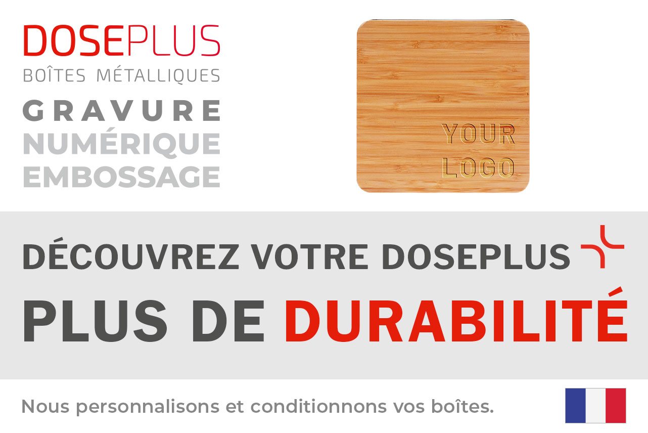 Couvercle carré en bambou Doseplus avec gravure laser « Your Logo » sur bois naturel. Texte : « Emballages métalliques – gaufrage, gravure laser, impression – Découvrez votre Doseplus, plus de durabilité ».