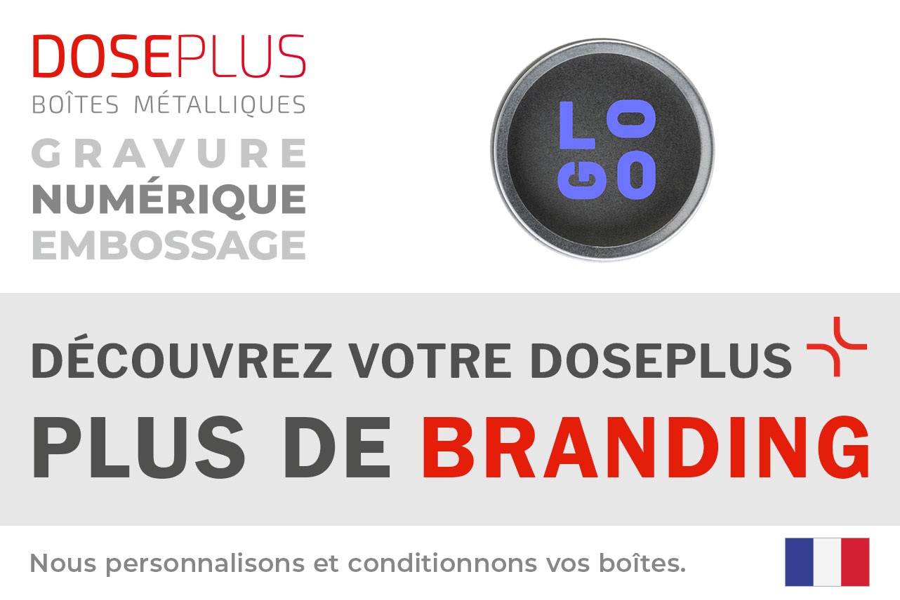 Boîte métallique Doseplus ronde avec couvercle à vis et fenêtre – texte du bandeau : Découvrez votre Doseplus, plus de branding. Boîte personnalisée avec impression, gravure et gaufrage haut de gamme.