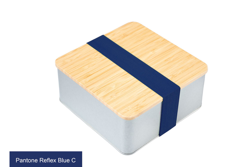 Boîte en fer blanc carrée avec couvercle en bambou et élastique bleu (Pantone Reflex Blue C) comme fermeture, photographiée sur fond blanc.
