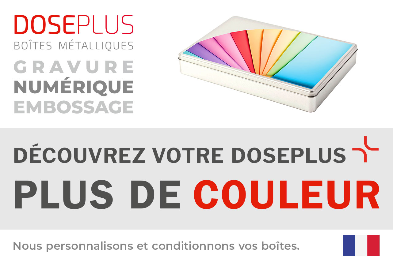 Boîte Doseplus A4 Maxi en métal – texte du bandeau : Découvrez votre Doseplus, plus de couleur. Grande boîte rectangulaire argentée avec impression couleur personnalisée.