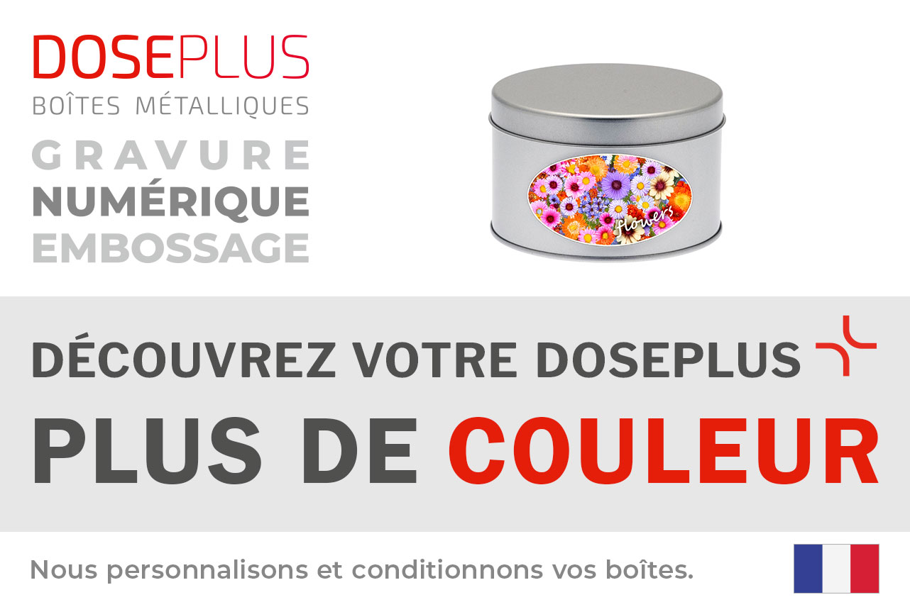 Boîte métallique ronde argentée Doseplus avec autocollant coloré de fleurs et texte « flowers ». Texte : « Emballages métalliques – gaufrage, gravure laser, impression – Découvrez votre Doseplus, plus de couleurs ».