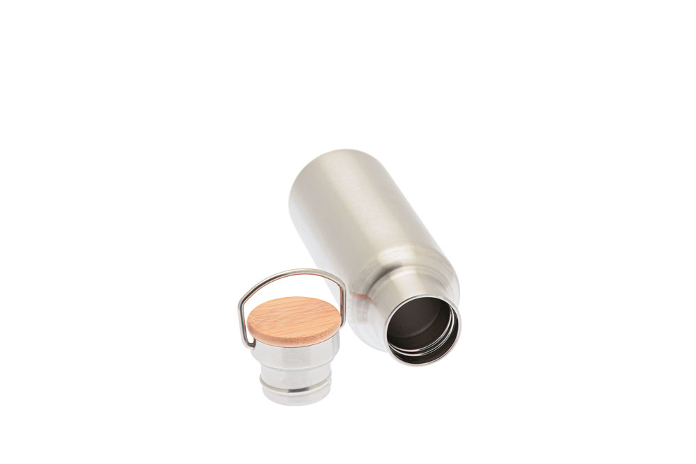 Bouteille en acier inoxydable avec fermeture en bois et poignée métallique détachées, photographiée sur fond blanc.