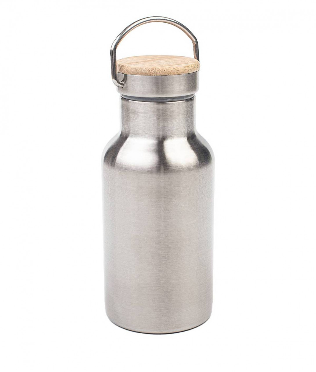 Bouteille isotherme fermée en acier inoxydable argenté avec couvercle rond en bambou et anse métallique, photographiée sur fond blanc.