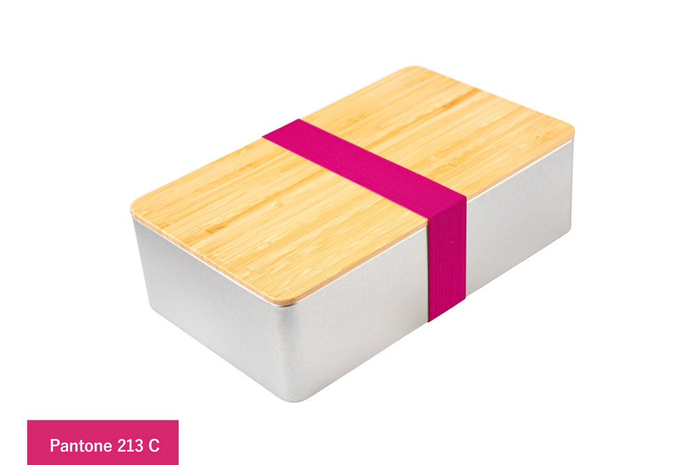 Boîte métallique carrée en métal couleur argentée avec couvercle en bambou, munie d'un rose vibrant (Pantone 213 C), sur fond blanc.