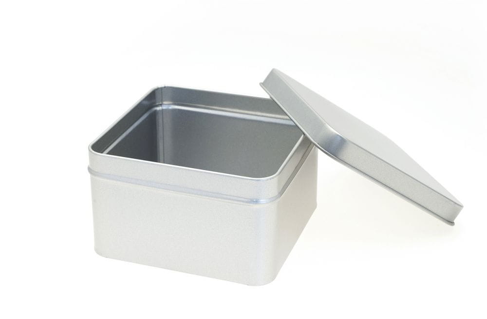 Boîte métallique carrée ouverte en tôle couleur argent avec couvercle emboîtant retiré, photographiée sur fond blanc.