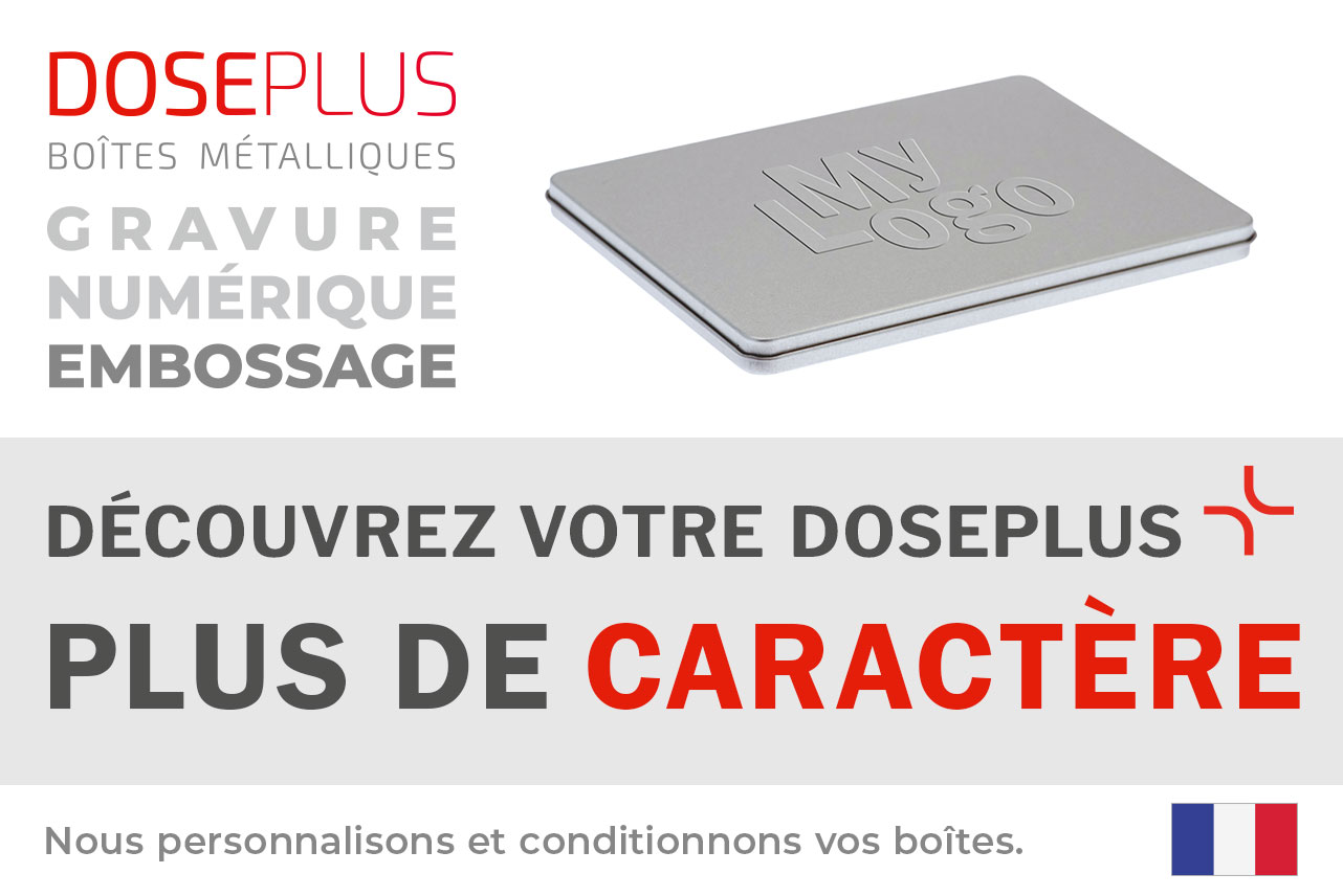 Boîte Doseplus A6 en métal – texte du bandeau : Découvrez votre Doseplus, plus de caractère. Boîte argentée au format A6 avec gaufrage élégant pour des présentations raffinées.