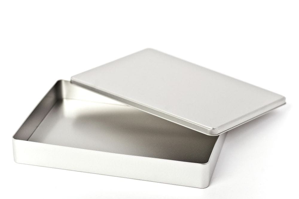 Boîte en fer blanc DIN-A4 ouverte avec couvercle retiré, couleur argentée, présentée sur fond blanc.