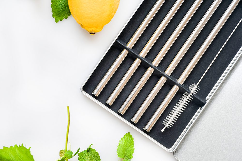 Pailles en acier inoxydable dans boîte en fer blanc ouverte – ensemble réutilisable avec brosse de nettoyage