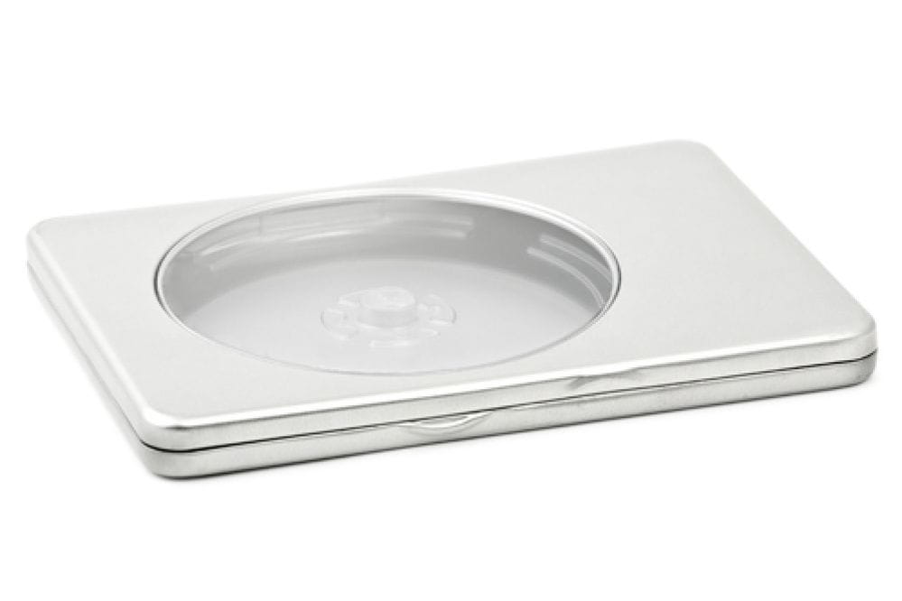 Boîte métallique DVD rectangulaire fermée en tôle couleur argent avec fenêtre transparente dans le couvercle et plateau plastique intégré, fond neutre.
