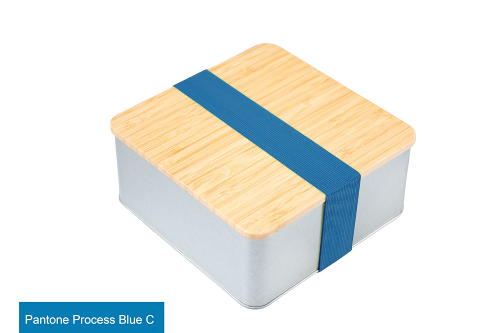 Boîte métallique carrée fermée avec couvercle en bambou et ruban bleu (Pantone Process Blue C), photographiée sur fond blanc.