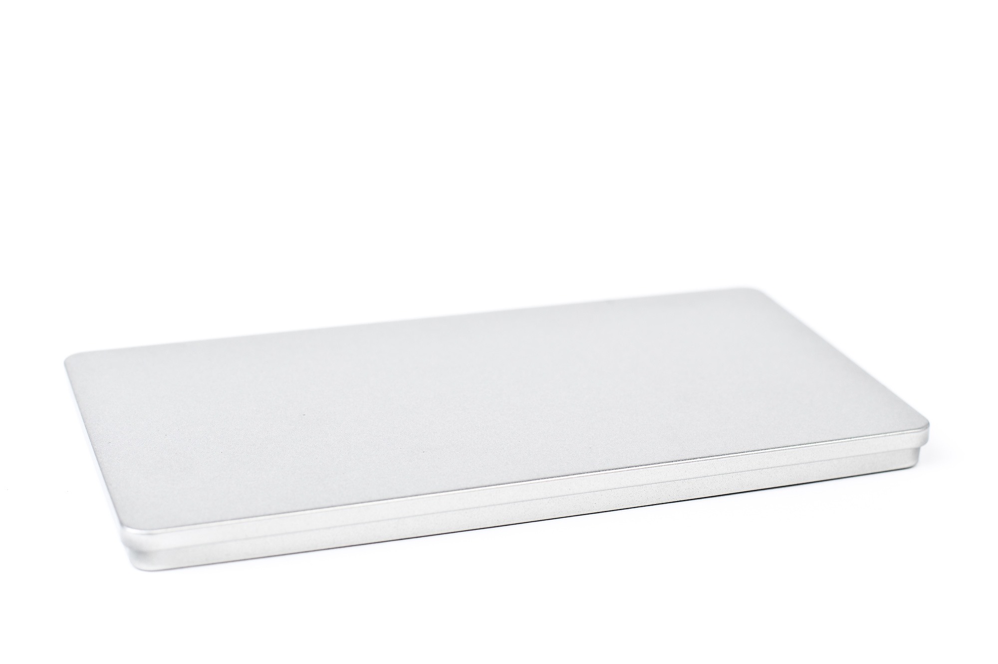 Boîte métallique rectangulaire fermée en métal argenté au format DIN-long, avec couvercle, photographiée sur fond blanc.