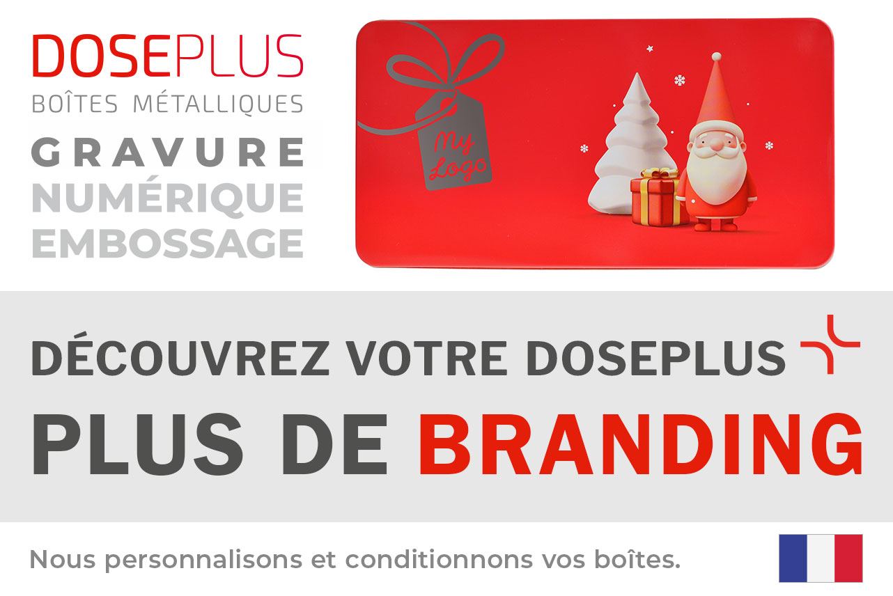 Boîte de Noël WD 030 de Doseplus avec motif hivernal rouge et gravure laser. Texte du bandeau : Découvrez votre Doseplus – plus de branding. Boîte métallique premium pour impression, gravure et embossage sur mesure.