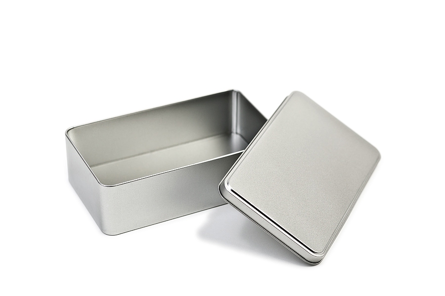 Boîte métallique carrée ouverte en métal couleur argent avec couvercle emboîtant amovible, photographiée sur fond blanc.
