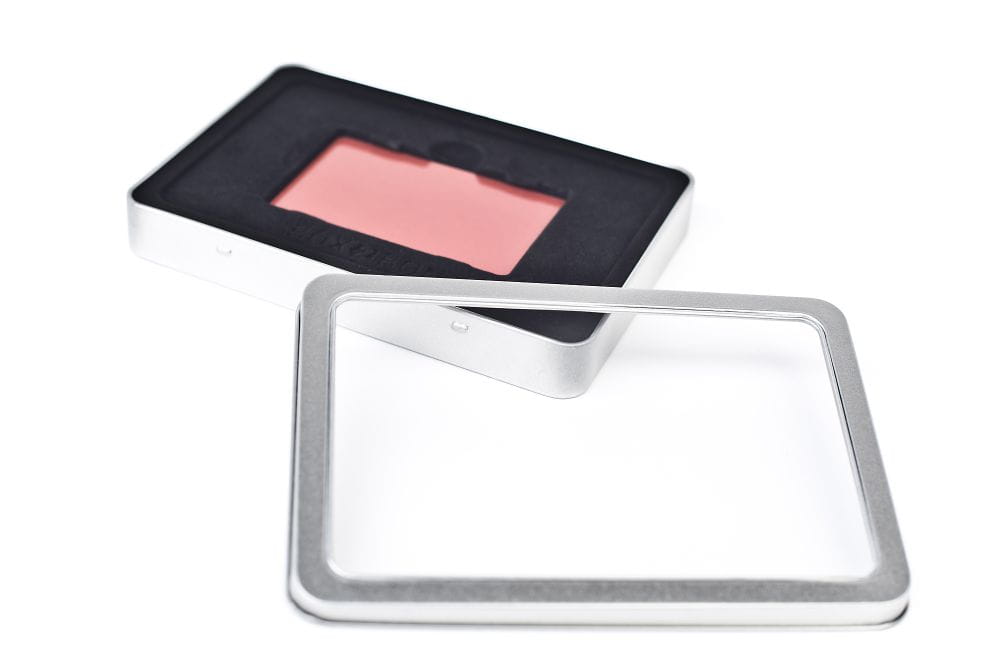 Boîte à bon d'achat rectangulaire ouverte en métal couleur argent avec fenêtre de visualisation dans le couvercle et doublure noire, photographiée sur fond blanc.