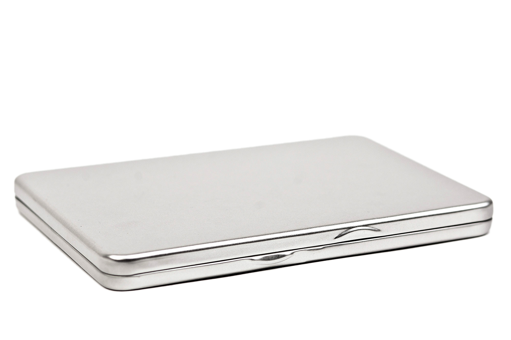 Boîte métallique rectangulaire plate fermée avec coins arrondis et couvercle à charnière, posée sur fond blanc.