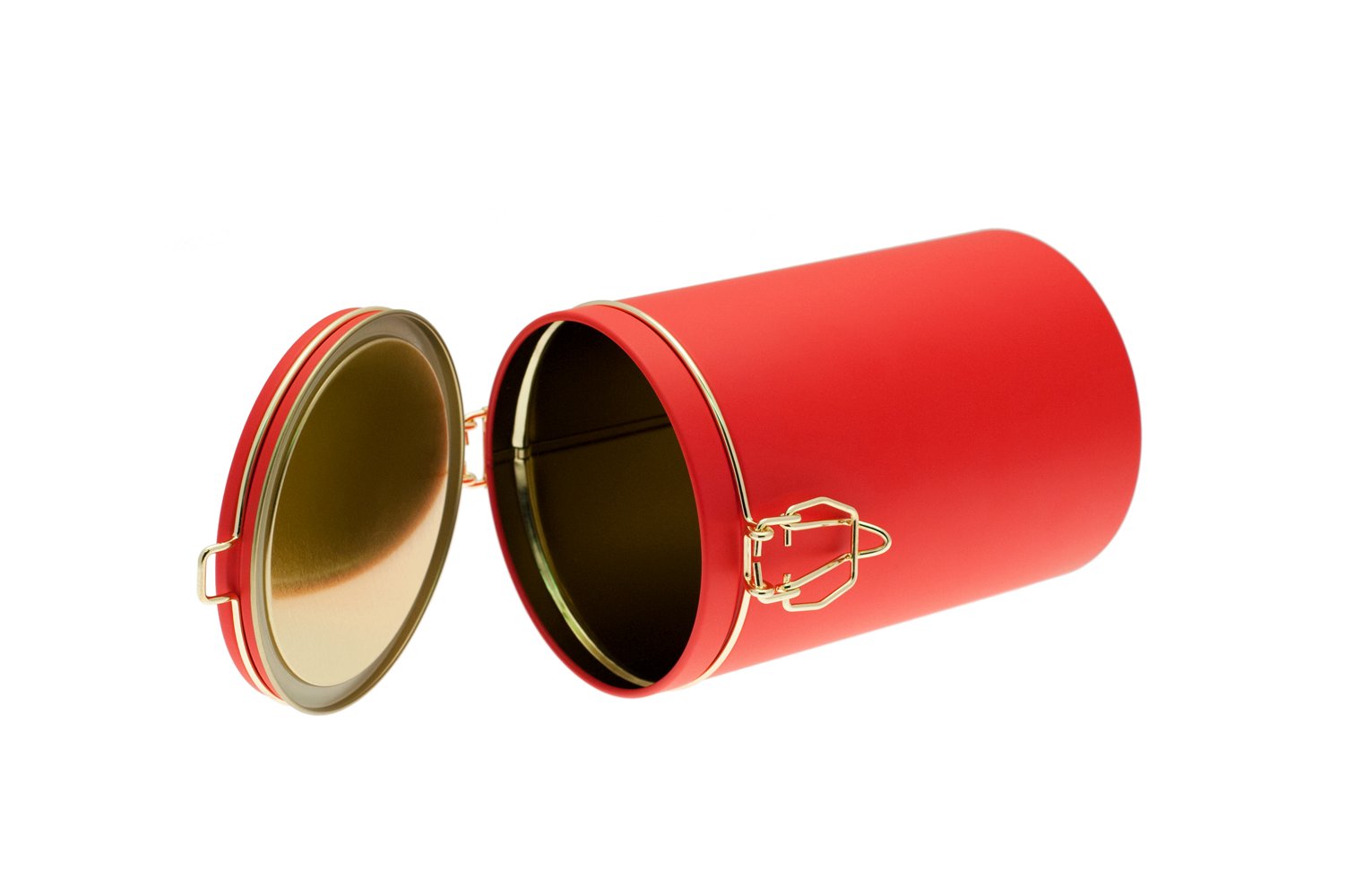 Boîte à café ronde ouverte en métal rouge avec couvercle à charnière relevé couleur or, posée sur fond blanc.