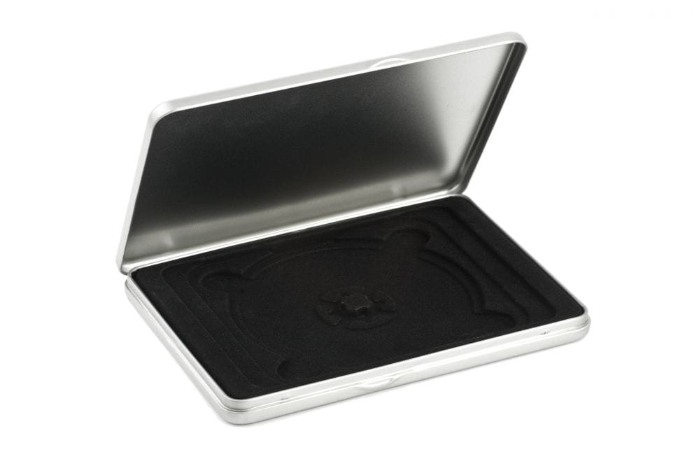 Boîte métallique DVD rectangulaire plate ouverte en métal de couleur argent avec doublure en velours noir, photographiée sur fond blanc.
