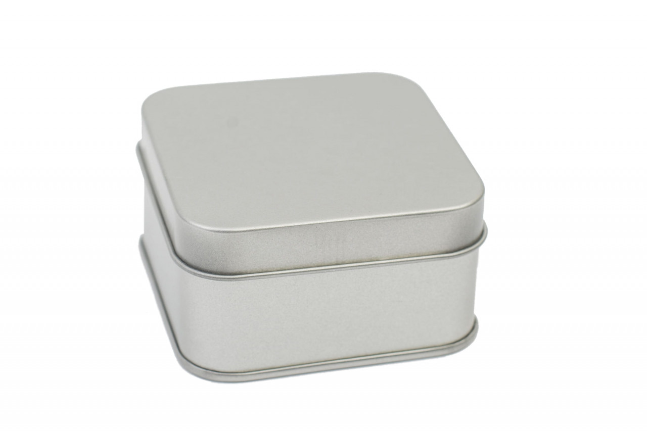 Boîte à pralines carrée fermée en métal couleur argent avec couvercle emboîtant, photographiée sur fond blanc.