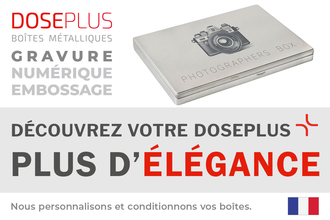 Boîte métallique rectangulaire argentée Doseplus avec gravure laser d'un appareil photo et inscription « Photographers Box ». Texte : « Emballages métalliques – embossage, gravure laser, impression – Découvrez votre Doseplus, plus d'élégance ».