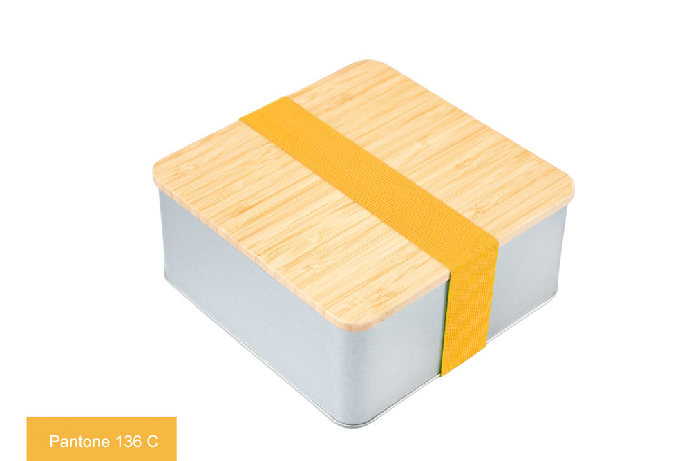 Boîte métallique carrée en métal couleur argentée avec couvercle en bambou, munie d'un ruban de couleur jaune (Pantone 136 C), sur fond blanc.