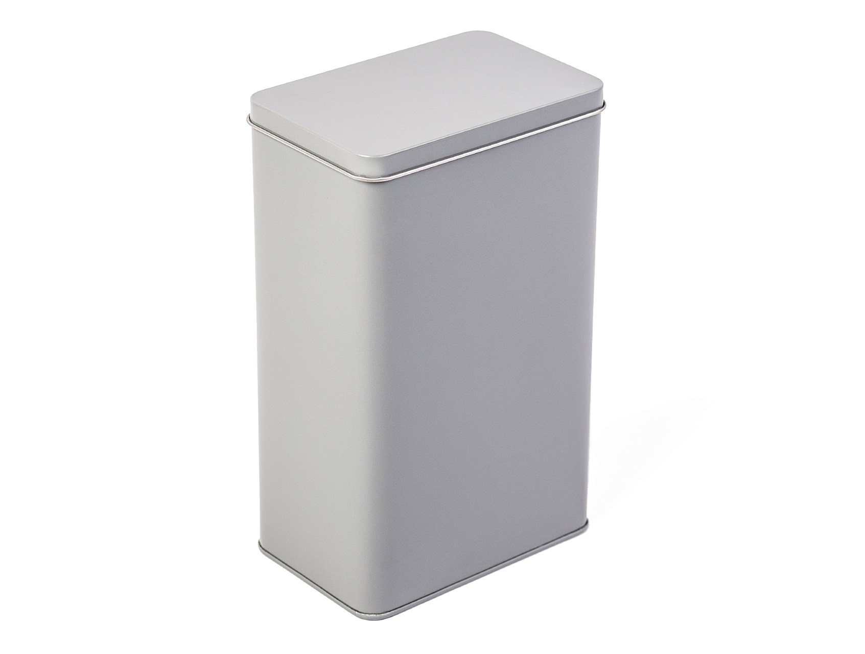 Boîte à farine rectangulaire fermée en fer blanc couleur argent avec couvercle à charnière, coins arrondis, sur fond blanc neutre.