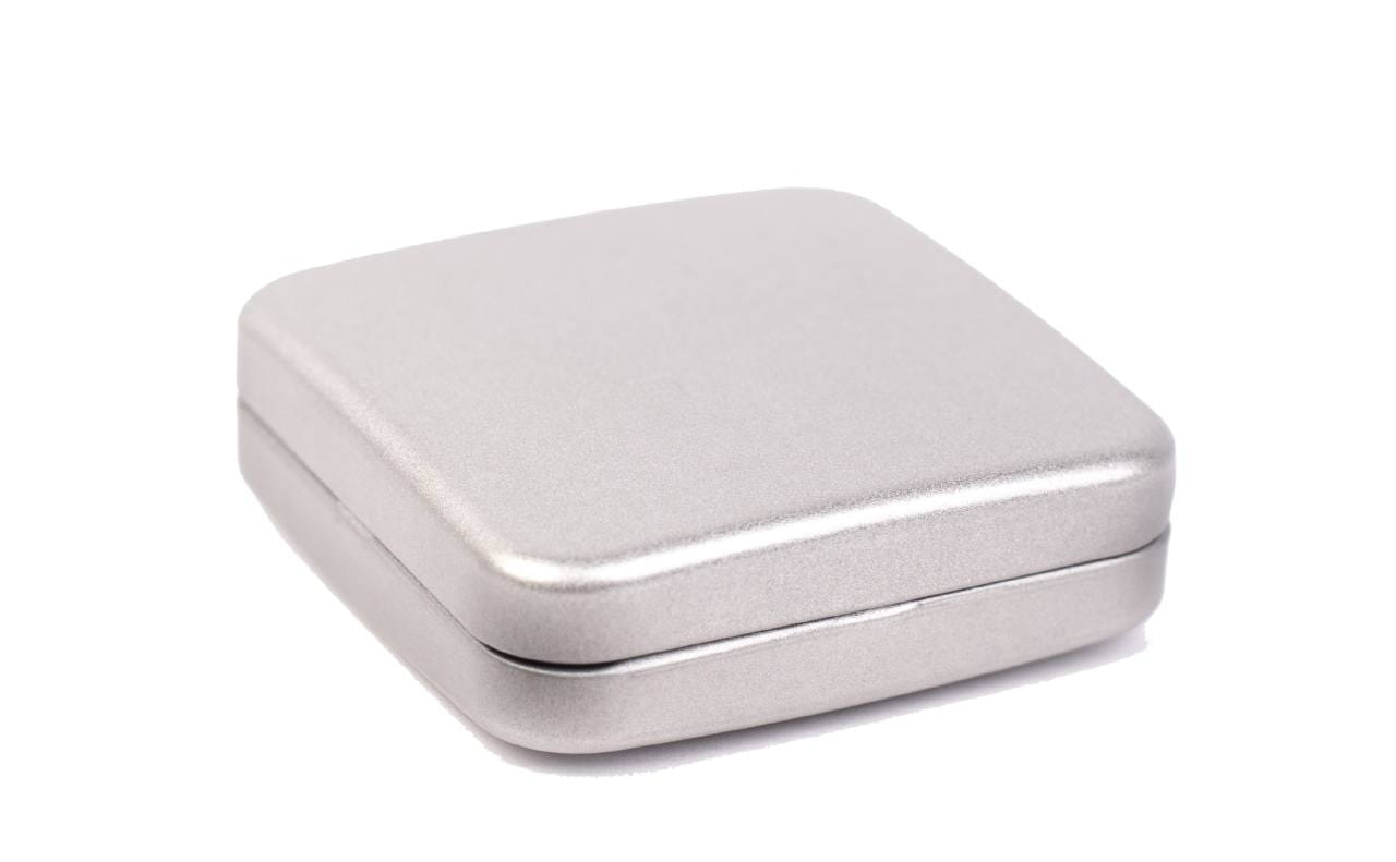 Boîte métallique carrée fermée finition argent avec angles légèrement arrondis, sur fond blanc.