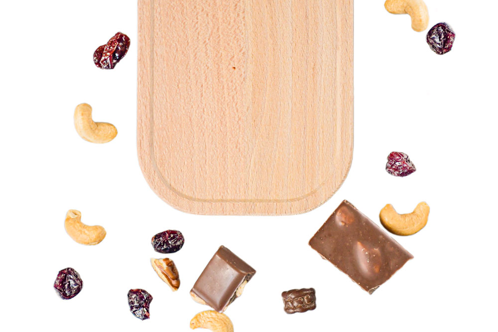 Vue de dessus d'un couvercle rectangulaire en bois de hêtre avec fruits secs et noix – pièce de remplacement durable pour boîte à lunch