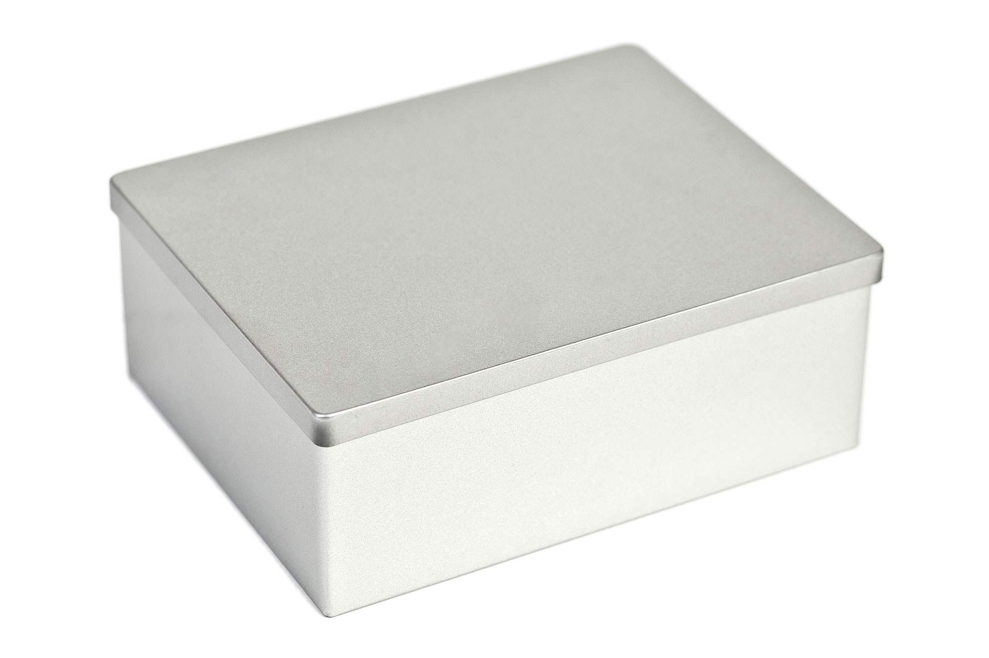 Boîte métallique rectangulaire fermée en métal de couleur argentée avec couvercle à charnière plat, photographiée sur fond blanc.