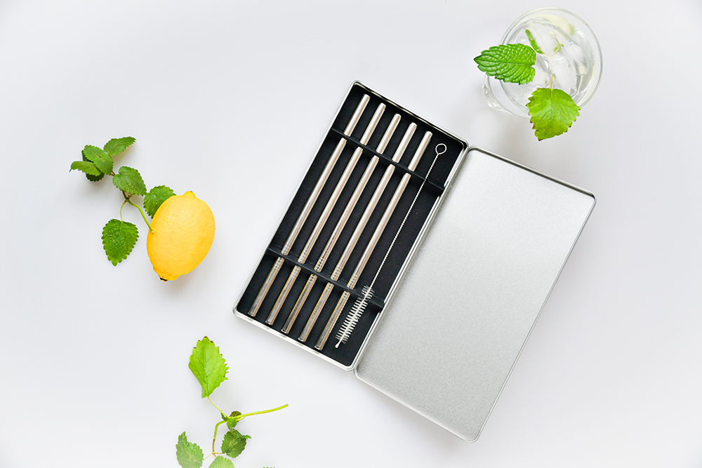 Ensemble de pailles en acier inoxydable dans une boîte en fer blanc décorée de citrons et de menthe – une alternative sans plastique
