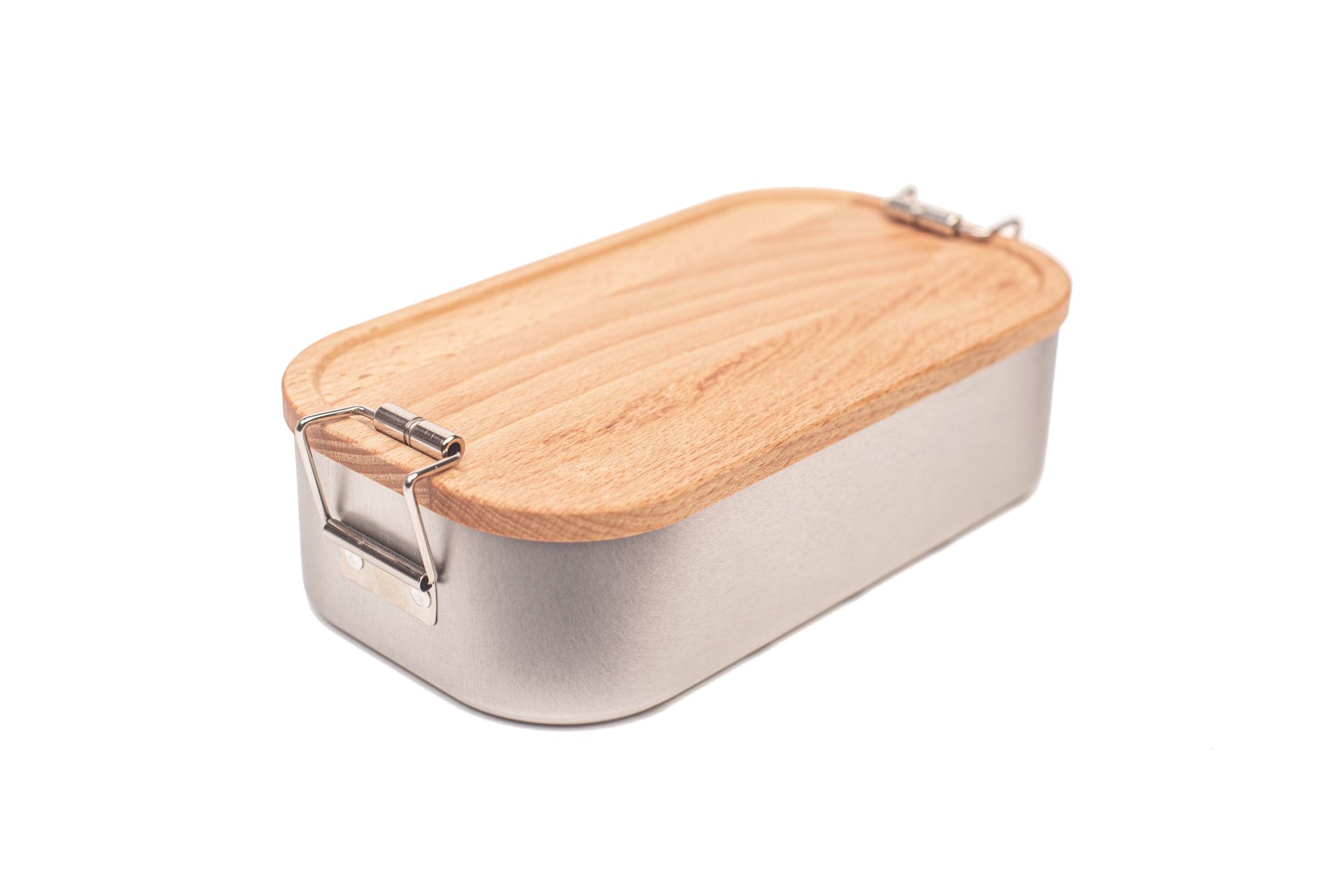 Boîte à lunch rectangulaire fermée en acier inoxydable couleur argent avec couvercle en bois de hêtre rapporté et clips métalliques latéraux, fond neutre.