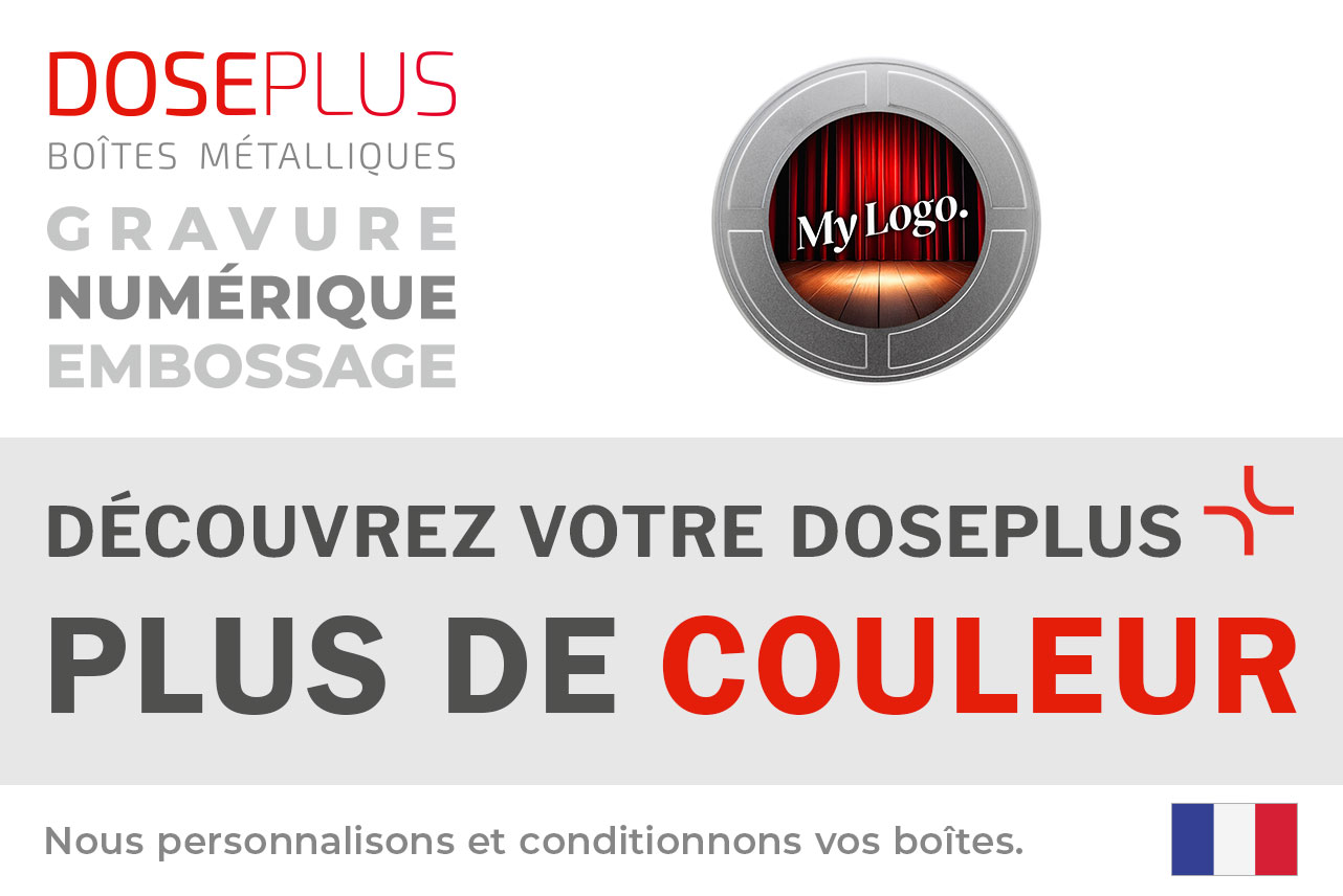 Boîte métallique FD 010 de Doseplus avec motif hivernal ; bandeau affichant le texte « Découvrez votre Doseplus – plus de couleur » et mettant en avant les options de personnalisation : impression, gravure et embossage.