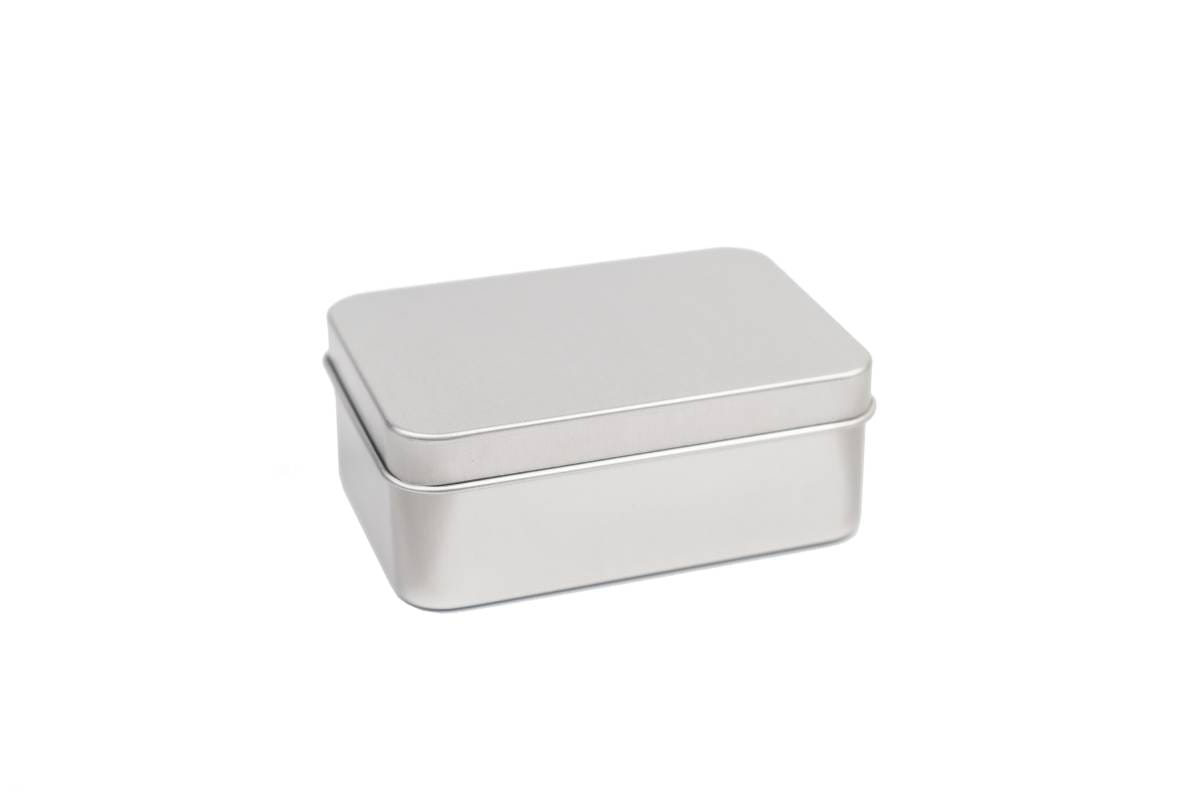 Boîte à savon rectangulaire fermée en métal couleur argent avec couvercle emboîtant, photographiée sur fond blanc.