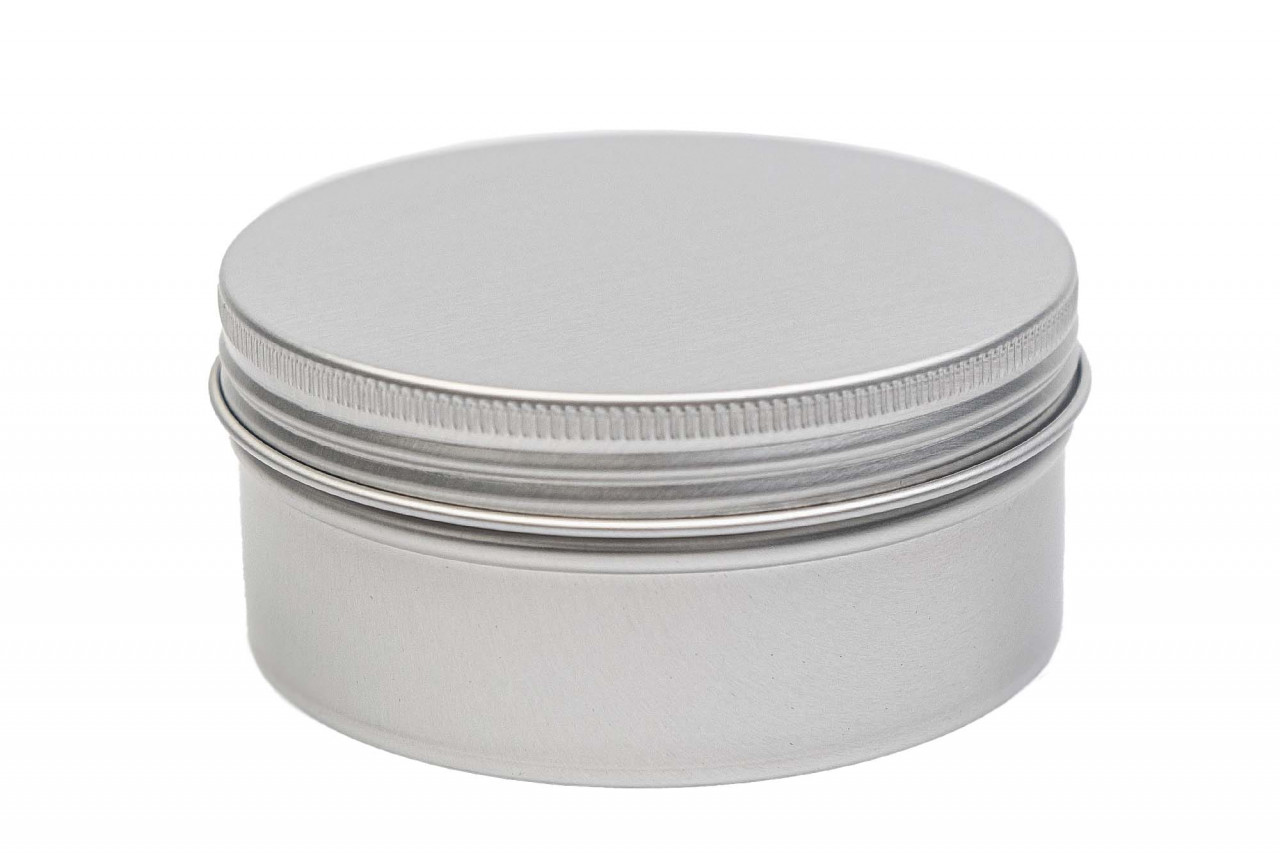 Boîte à savon ronde fermée avec grille d'égouttage, métal couleur argent avec couvercle à vis, fond neutre.