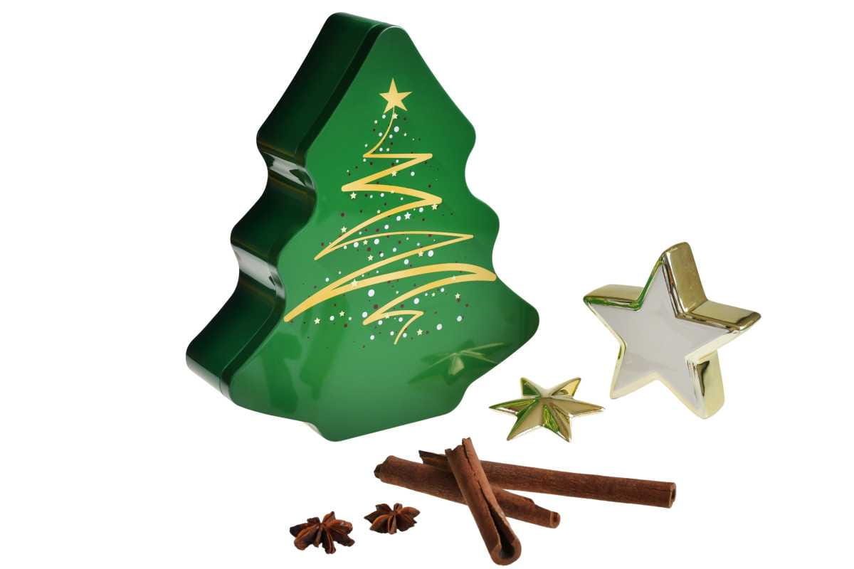 Boîte métallique fermée en forme de sapin de Noël vert avec décoration, photographiée sur fond blanc.