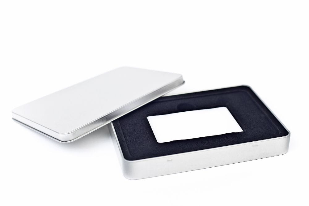 Boîte métallique rectangulaire ouverte Box2Bon A6 XL, couleur argent, avec doublure noire et couvercle retiré, photographiée sur fond blanc.