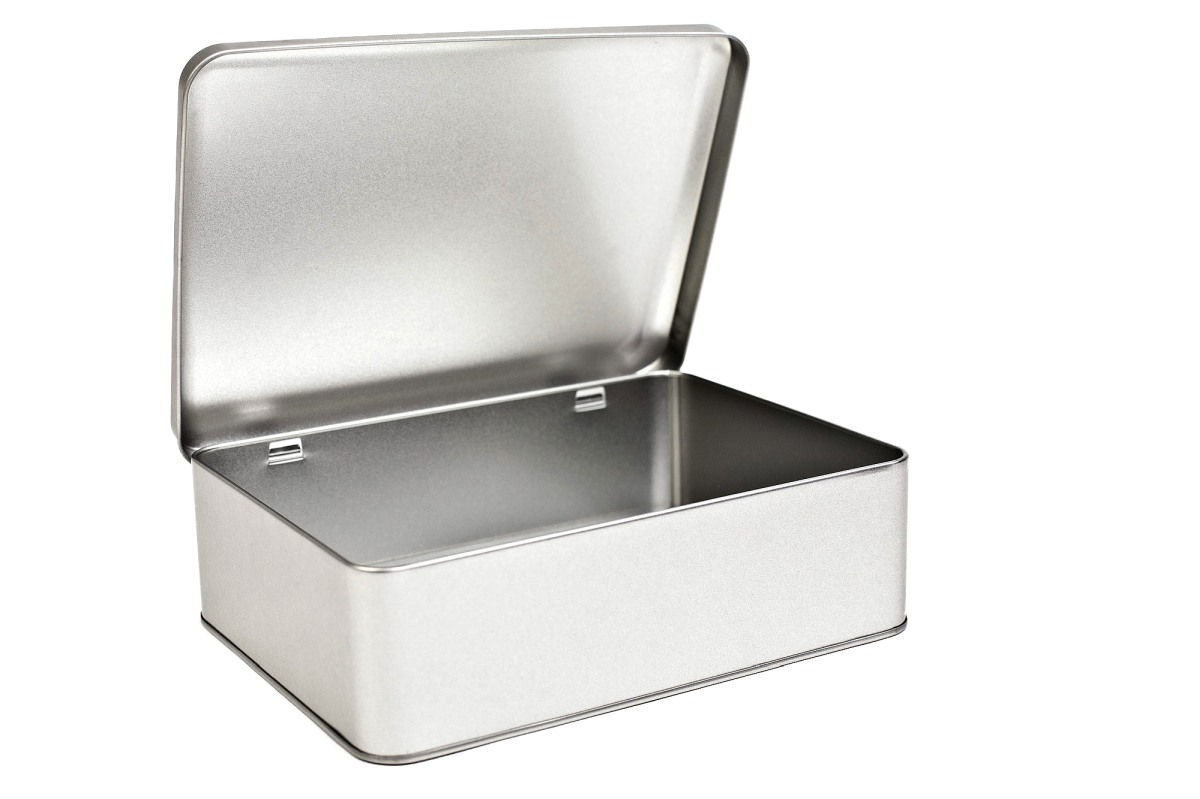 Boîte rectangulaire ouverte en métal couleur argent avec couvercle à charnière relevé, photographiée sur fond blanc.