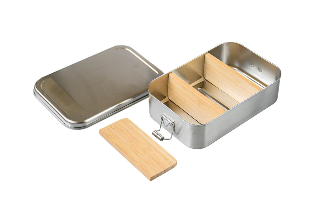 Lunch-box en acier inoxydable avec couvercle ouvert et séparateurs en bambou intégrés pour les collations.