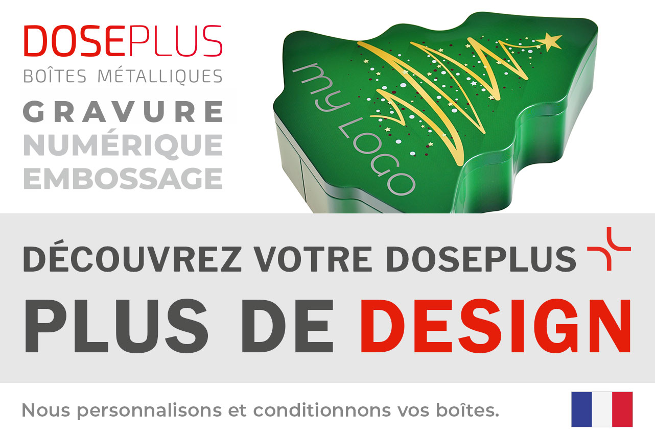 Boîte en forme de sapin WD 050 de Doseplus en vert avec gravure laser – texte du bandeau : Découvrez votre Doseplus – Plus de Design. Boîte métallique festive personnalisable pour un branding haut de gamme.
