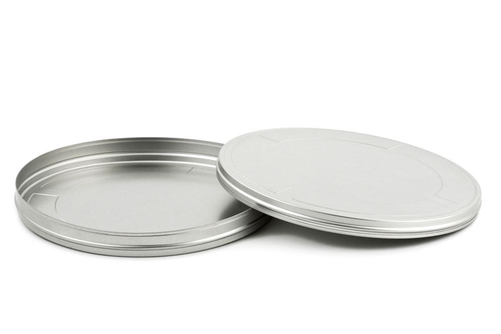 Boîte pellicule ronde ouverte en métal couleur argent avec couvercle emboîtant amovible, représentée sur fond blanc.