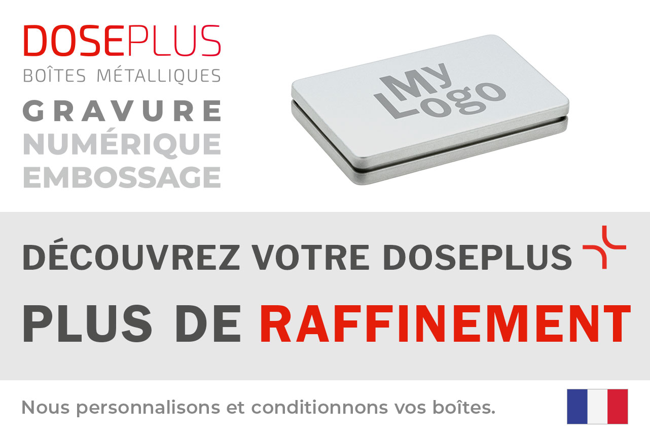 Boîte Doseplus DSE 001 en métal – texte du bandeau : Découvrez votre Doseplus, plus de raffinement. Boîte rectangulaire argentée avec gravure laser et couvercle amovible.