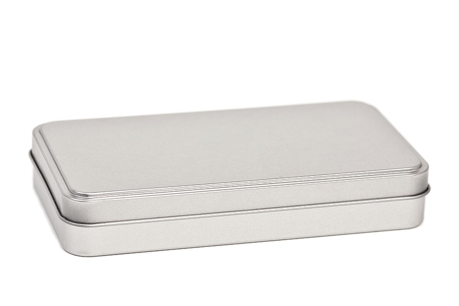 Emballage métallique rectangulaire fermé en tôle couleur argent avec couvercle clipsable se fermant hermétiquement et charnières invisibles, photographié sur fond neutre.