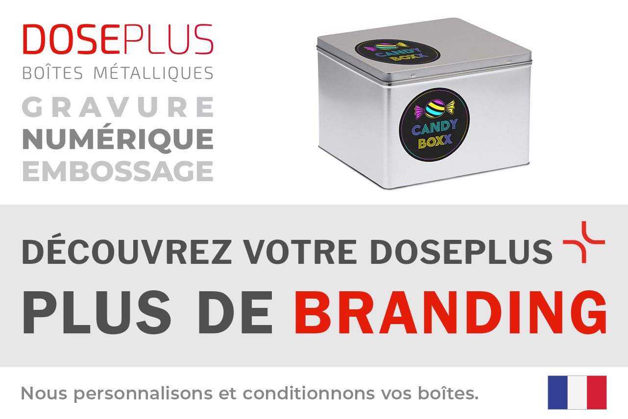 Boîte métallique argentée carrée Doseplus avec autocollant coloré « CANDY BOXX » et logo bonbon sur le couvercle et l'avant. Texte : « Emballages métalliques – gaufrage, gravure laser, impression – Découvrez votre Doseplus, plus de branding ».