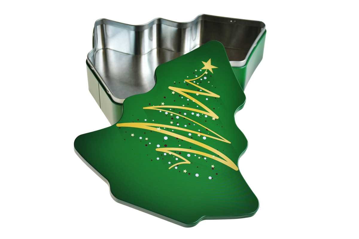 Boîte métallique verte ouverte en forme de sapin de Noël avec couvercle amovible, intérieur visible, photographiée sur fond blanc.