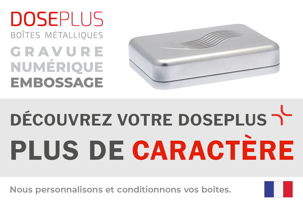 Boîte métallique argentée rectangulaire Doseplus avec motif ondulé gaufré sur le couvercle. Texte : « Emballages métalliques – gaufrage, gravure laser, impression – Découvrez votre Doseplus, plus de profil ».