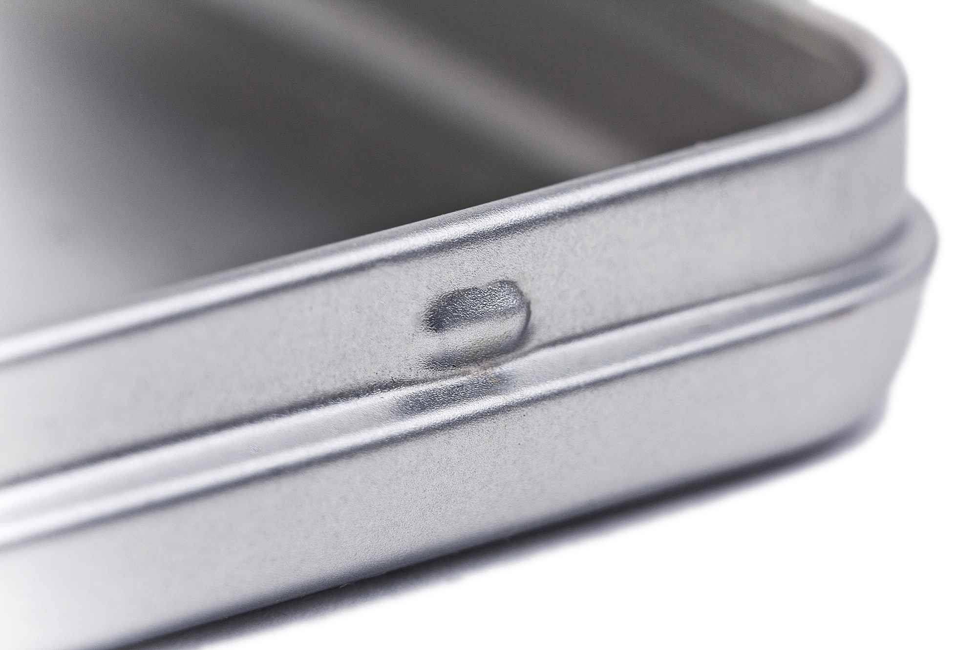 Boite plate carre metallique peu profonde