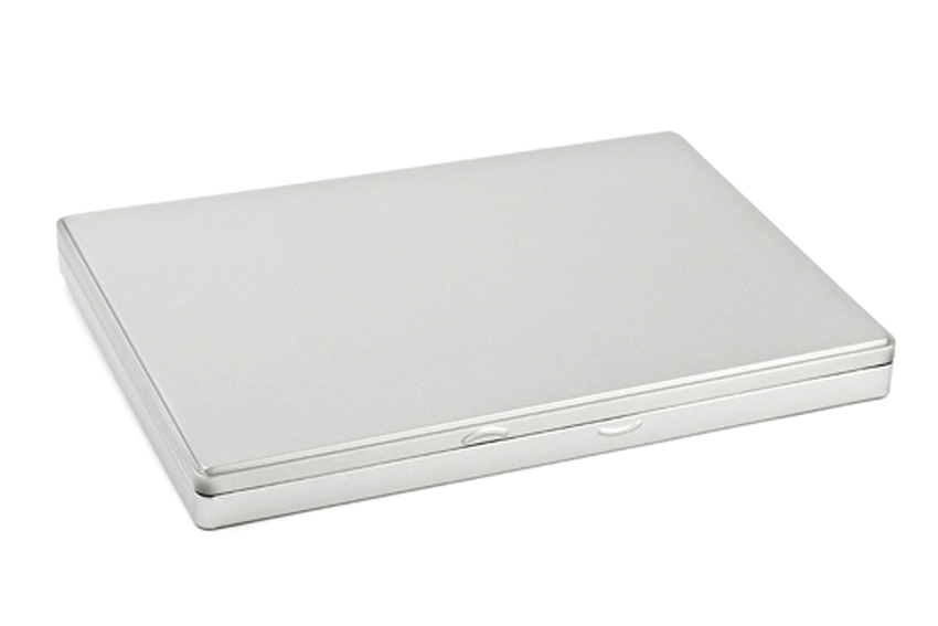 Boîte en fer blanc rectangulaire fermée en métal argenté avec couvercle rabattable, design plat, photographiée sur fond blanc.