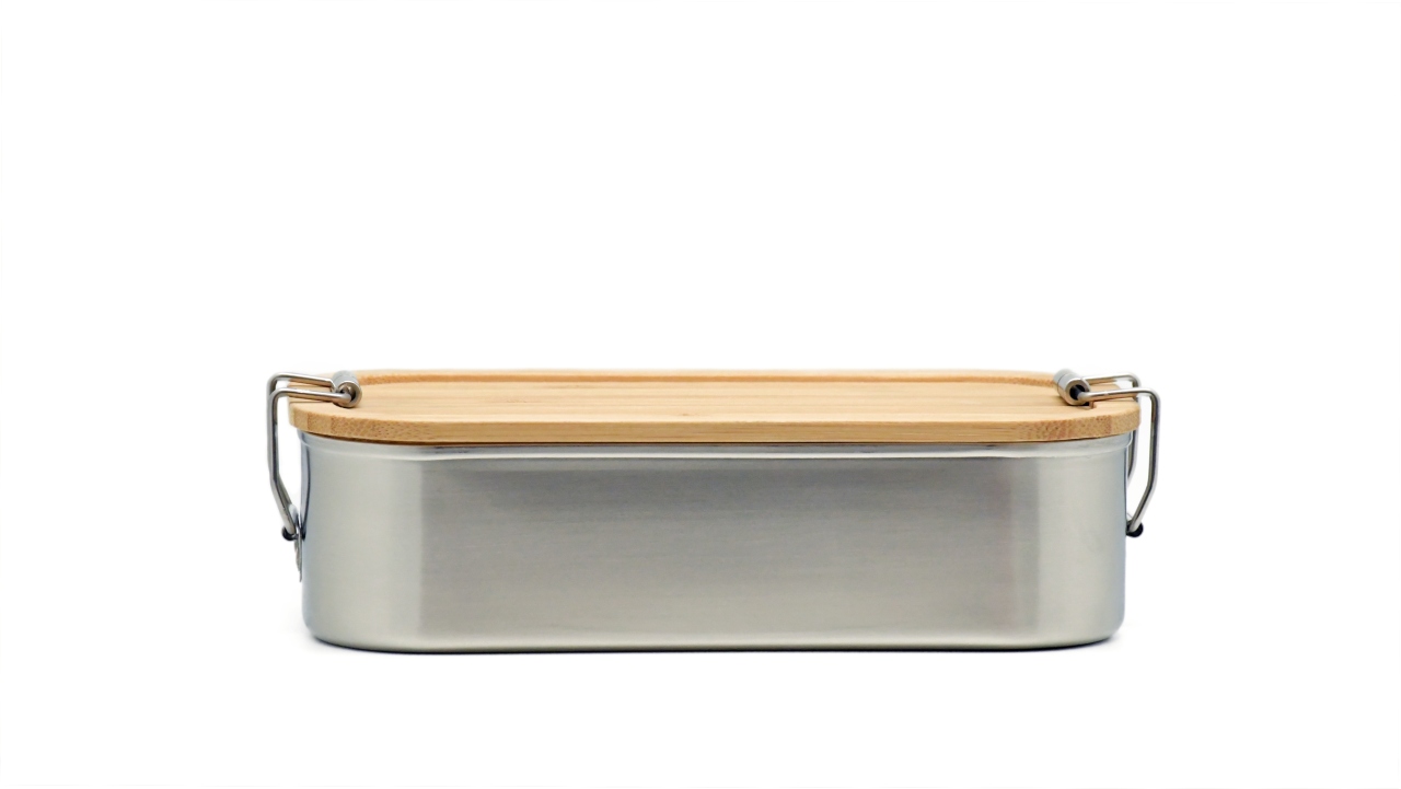 Vue latérale de la boîte à lunch en acier inoxydable SA10 avec couvercle en bambou et anneau en silicone – gravable individuellement