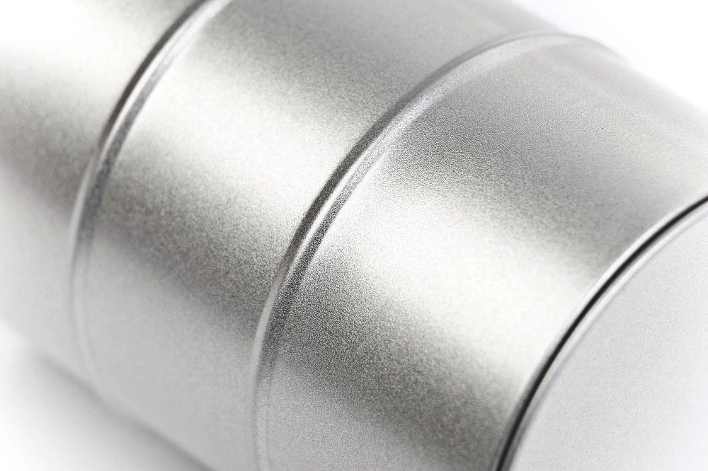 Boite metallique en forme de fût pour huiles